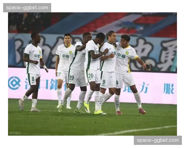 场上花絮：门将失误送礼，球迷闯入场地与球员自拍引混乱